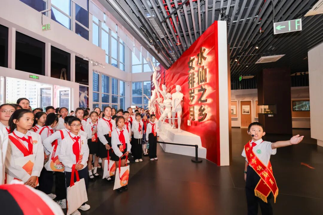 红领巾讲解员在漳州中国女排精神展示馆讲述女排故事.jpg