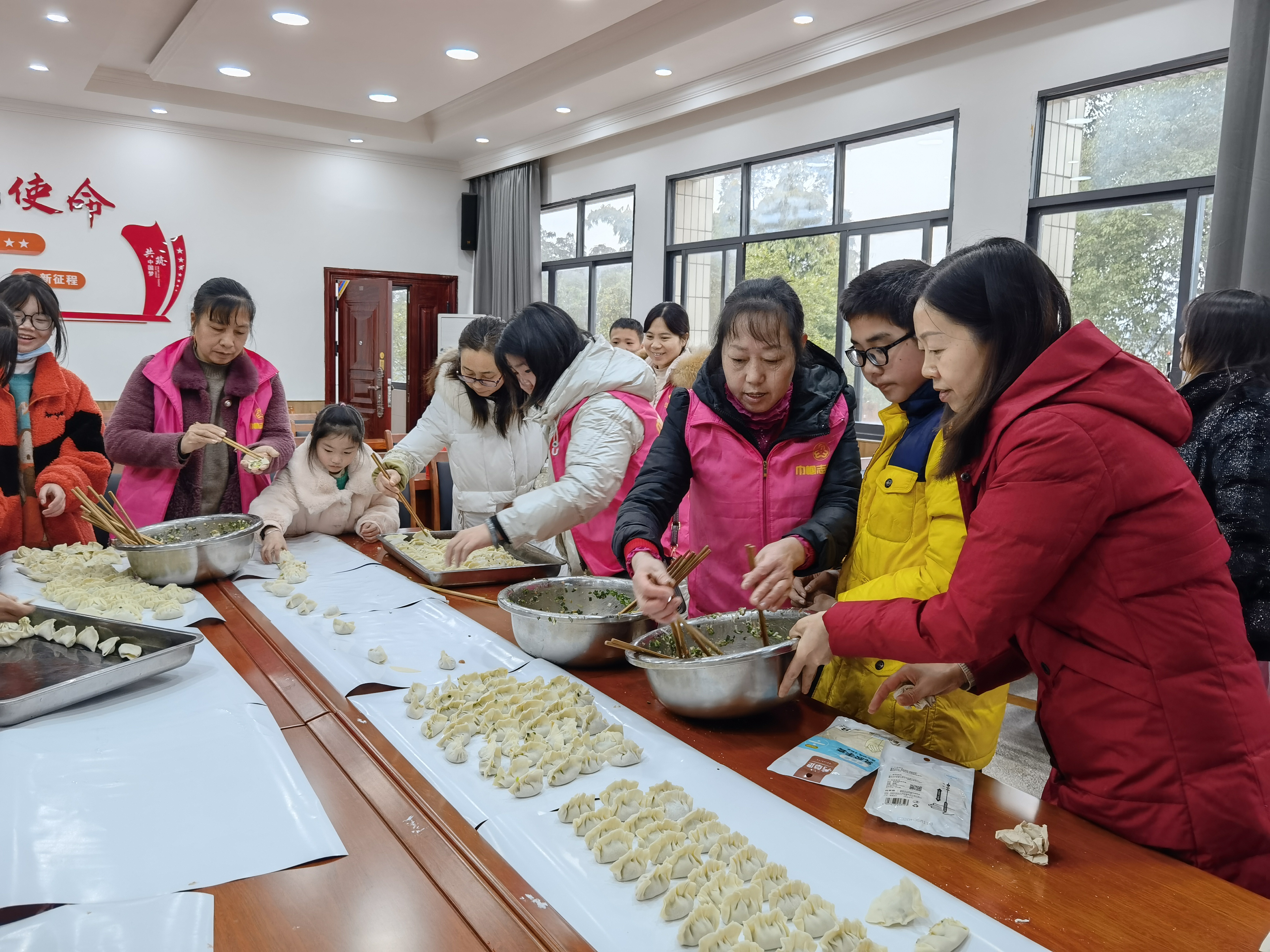 金山镇开展过小年包饺子关爱留守儿童活动