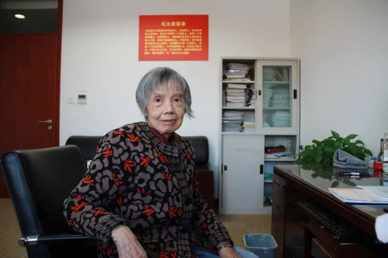 黄令仪.png