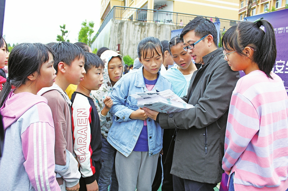 安全宣传周校园日主题活动走进校园,区委网信办,区教委联合为中敖中学