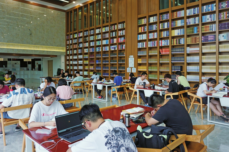 区图书馆公共阅览室坐满了年青学子