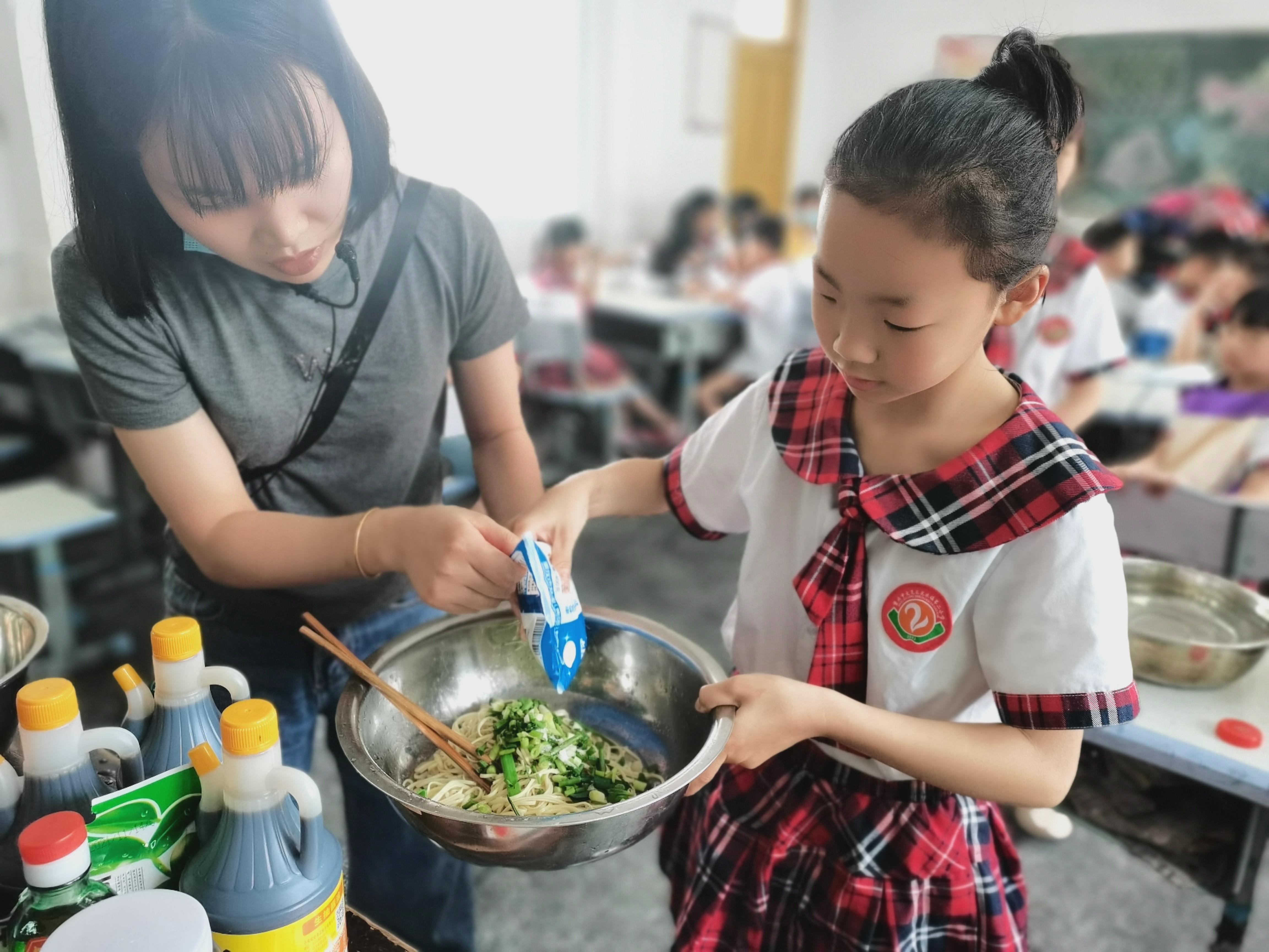 活動當天,學生們以班級分組在校園內開展了廚藝大比拼實踐活動,洗菜