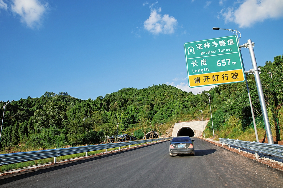 潼大荣高速"美貌"初显