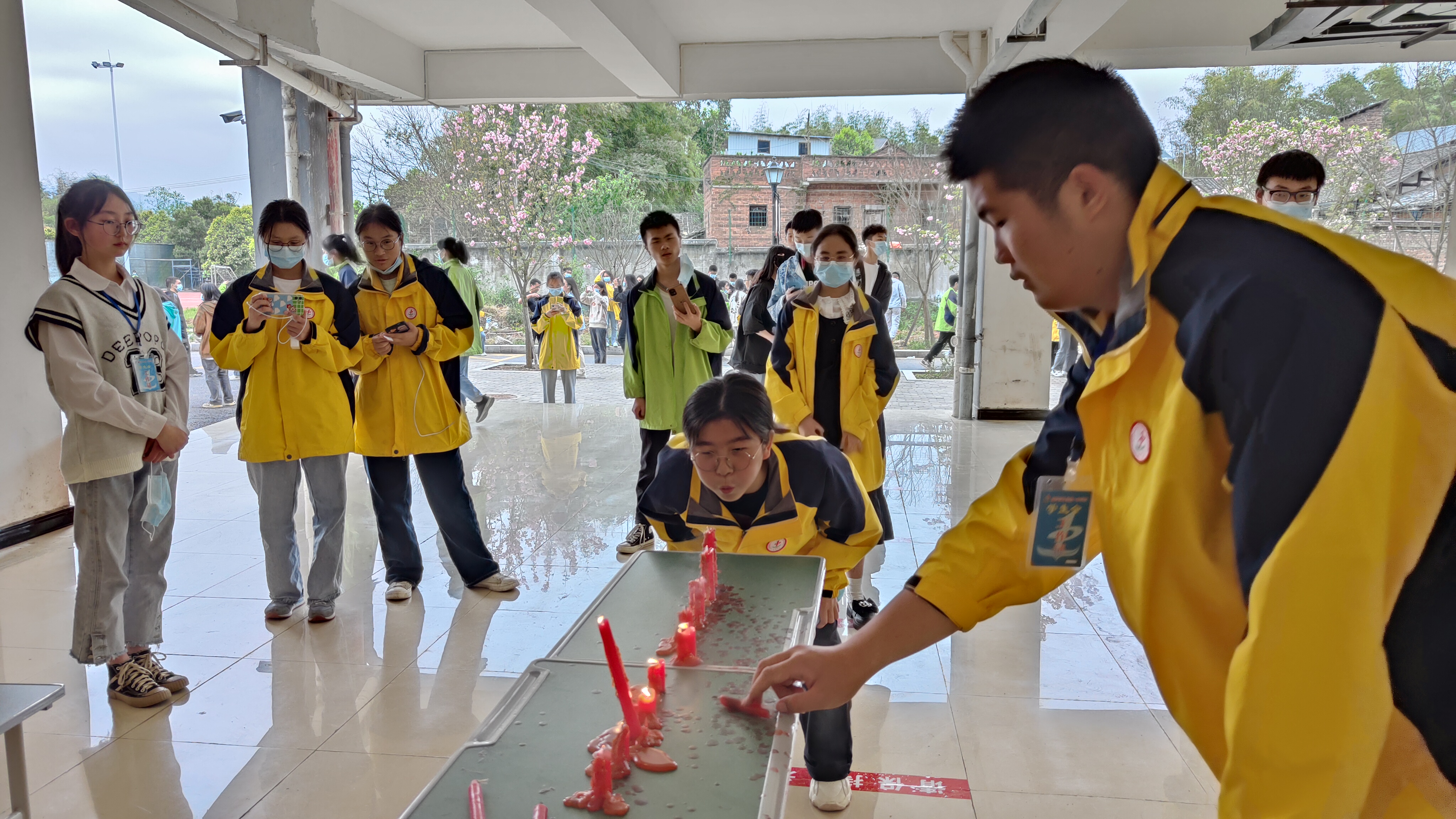 大足一中学子轻松游园乐观应对疫情